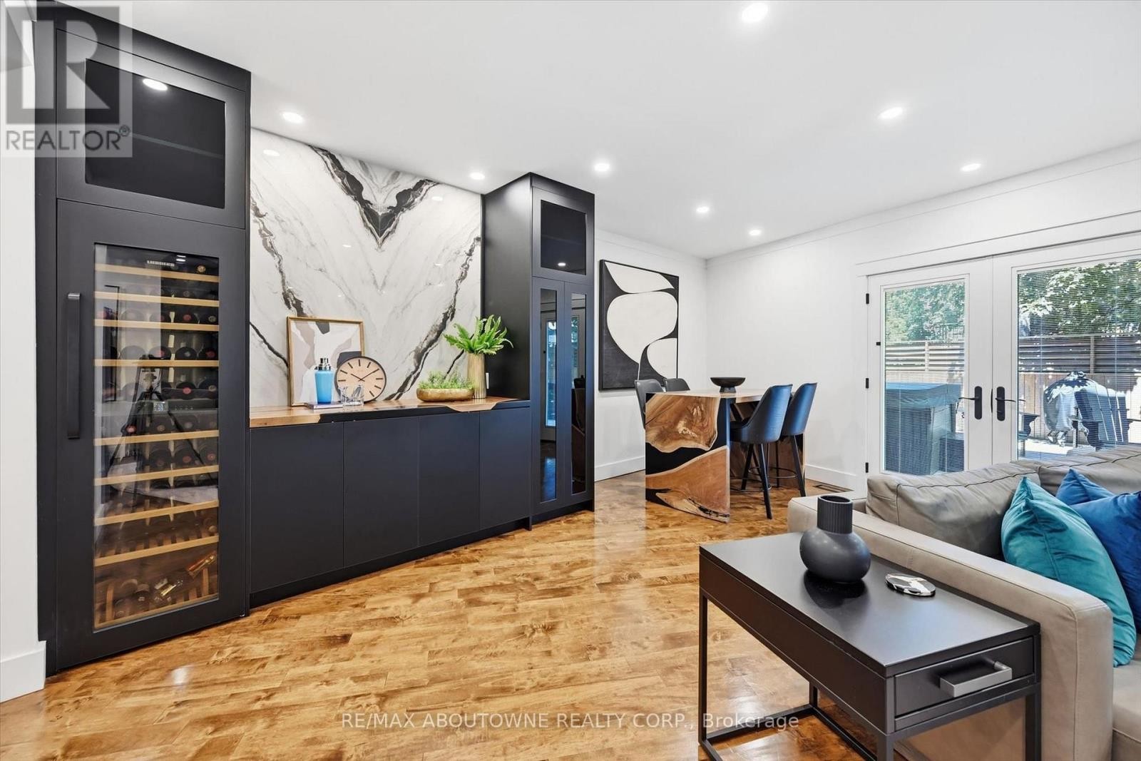 












25 SOUTHWIND TERRACE

,
Oakville (BR Bronte),




Ontario
L6L6K6

