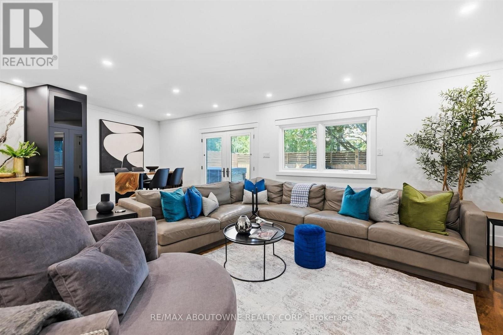 












25 SOUTHWIND TERRACE

,
Oakville (BR Bronte),




Ontario
L6L6K6

