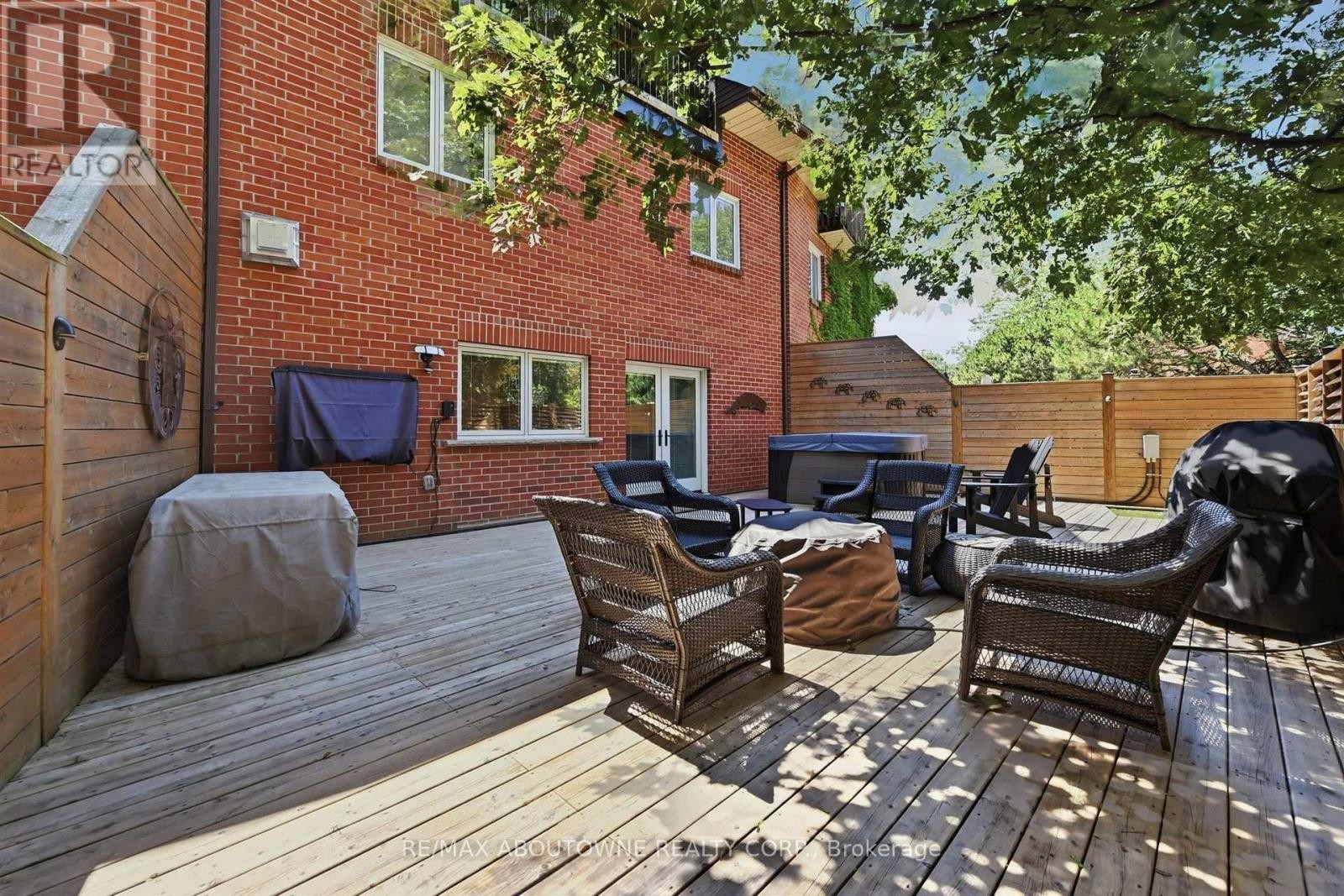 












25 SOUTHWIND TERRACE

,
Oakville (BR Bronte),




Ontario
L6L6K6

