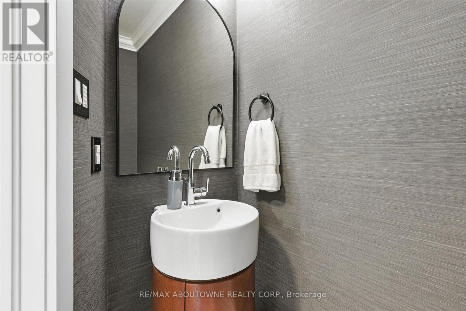












25 SOUTHWIND TERRACE

,
Oakville (BR Bronte),




Ontario
L6L6K6

