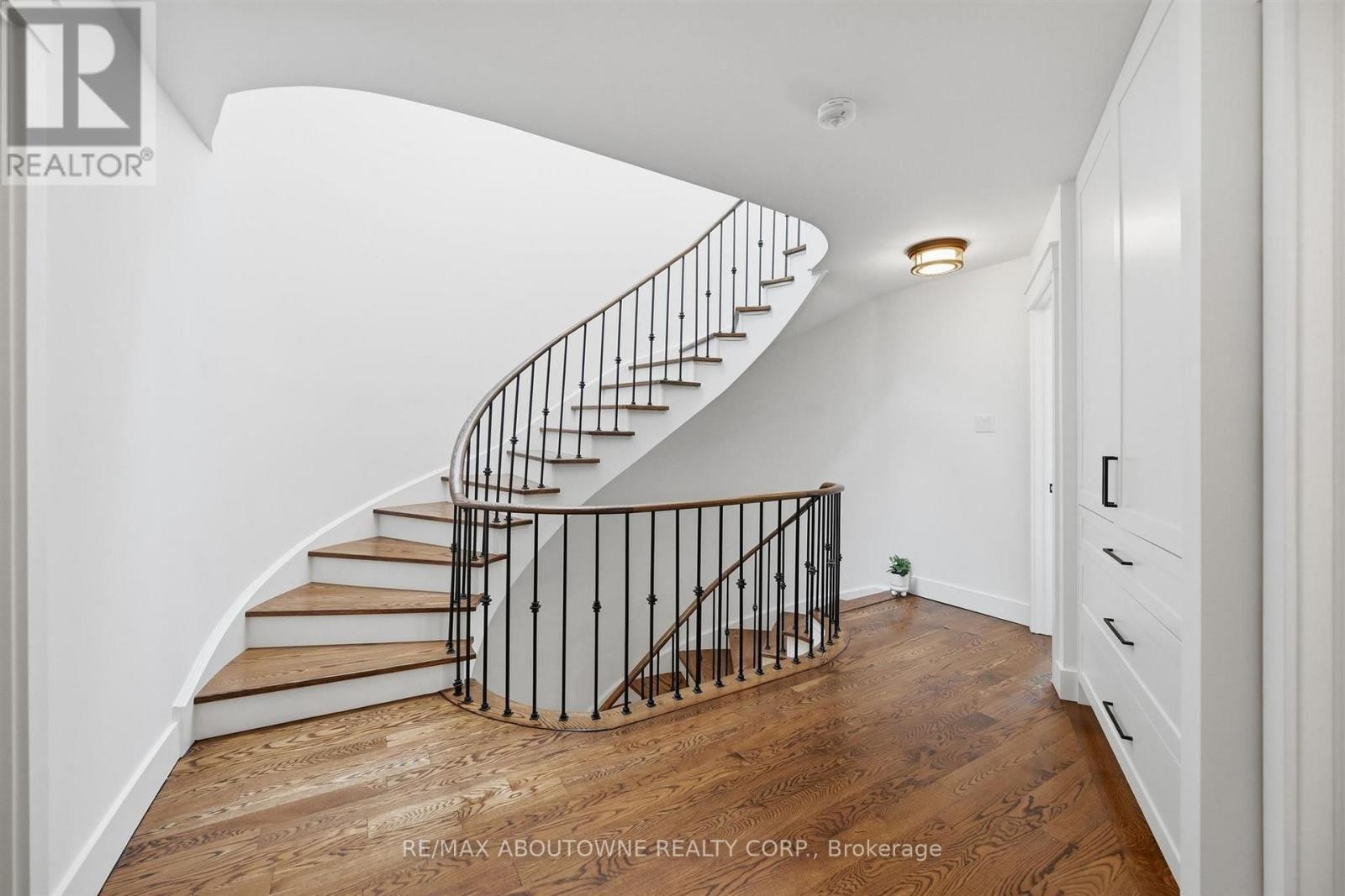 












25 SOUTHWIND TERRACE

,
Oakville (BR Bronte),




Ontario
L6L6K6

