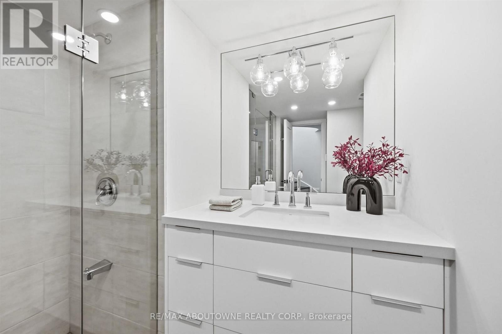 












25 SOUTHWIND TERRACE

,
Oakville (BR Bronte),




Ontario
L6L6K6

