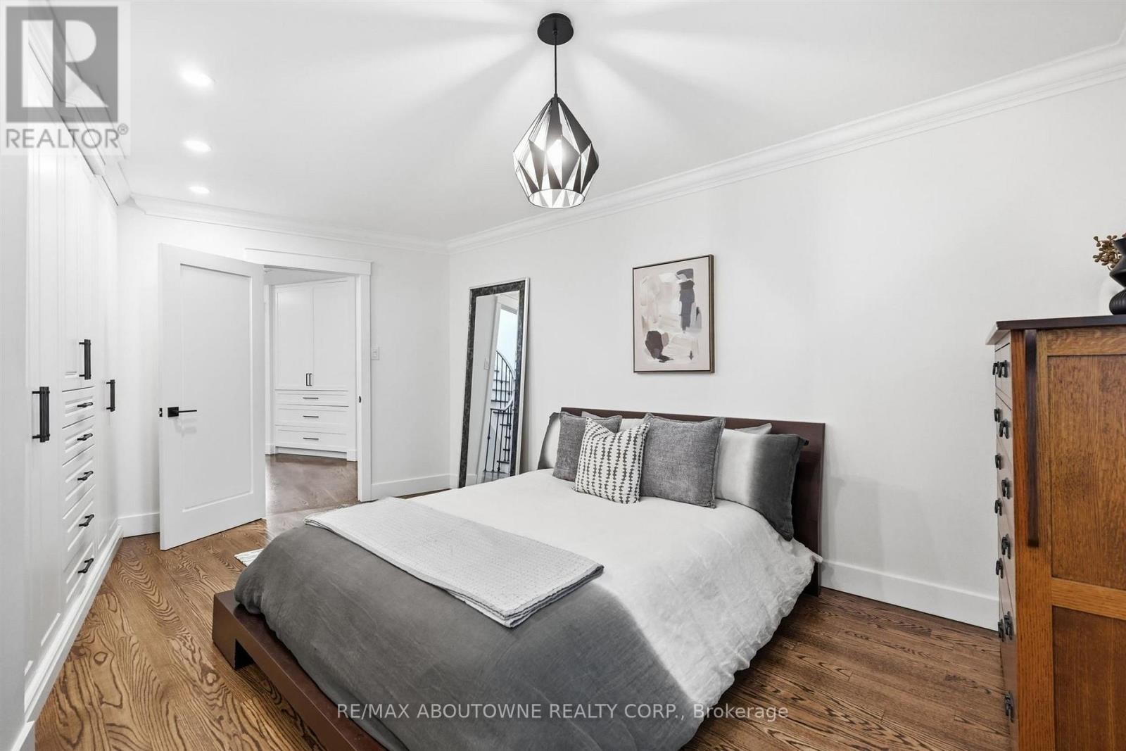 












25 SOUTHWIND TERRACE

,
Oakville (BR Bronte),




Ontario
L6L6K6

