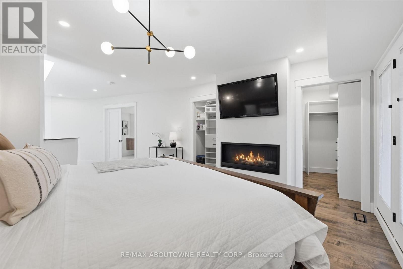 












25 SOUTHWIND TERRACE

,
Oakville (BR Bronte),




Ontario
L6L6K6

