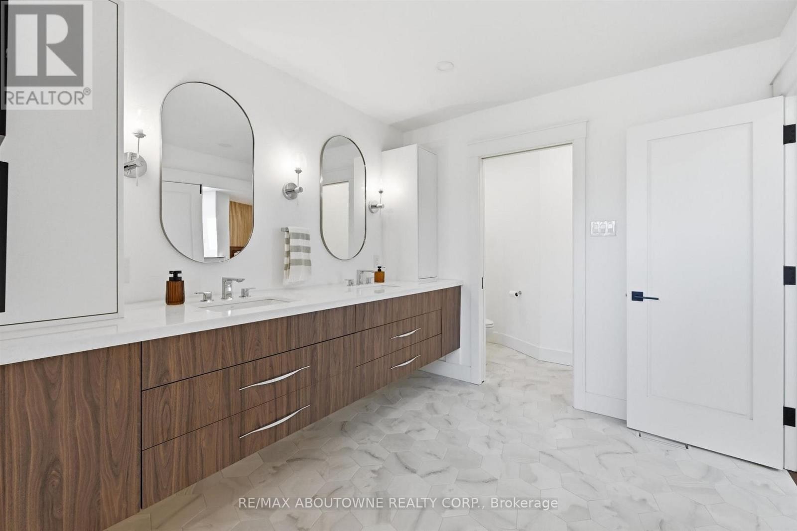 












25 SOUTHWIND TERRACE

,
Oakville (BR Bronte),




Ontario
L6L6K6

