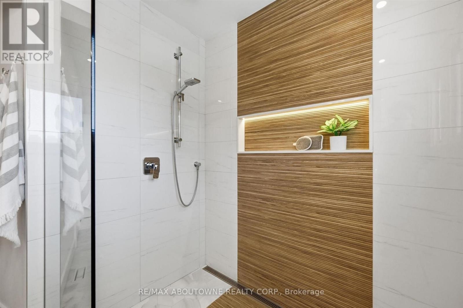 












25 SOUTHWIND TERRACE

,
Oakville (BR Bronte),




Ontario
L6L6K6

