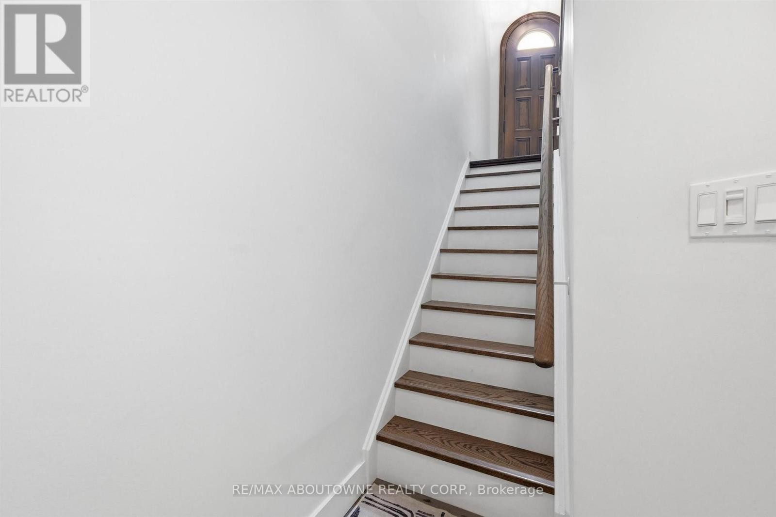












25 SOUTHWIND TERRACE

,
Oakville (BR Bronte),




Ontario
L6L6K6

