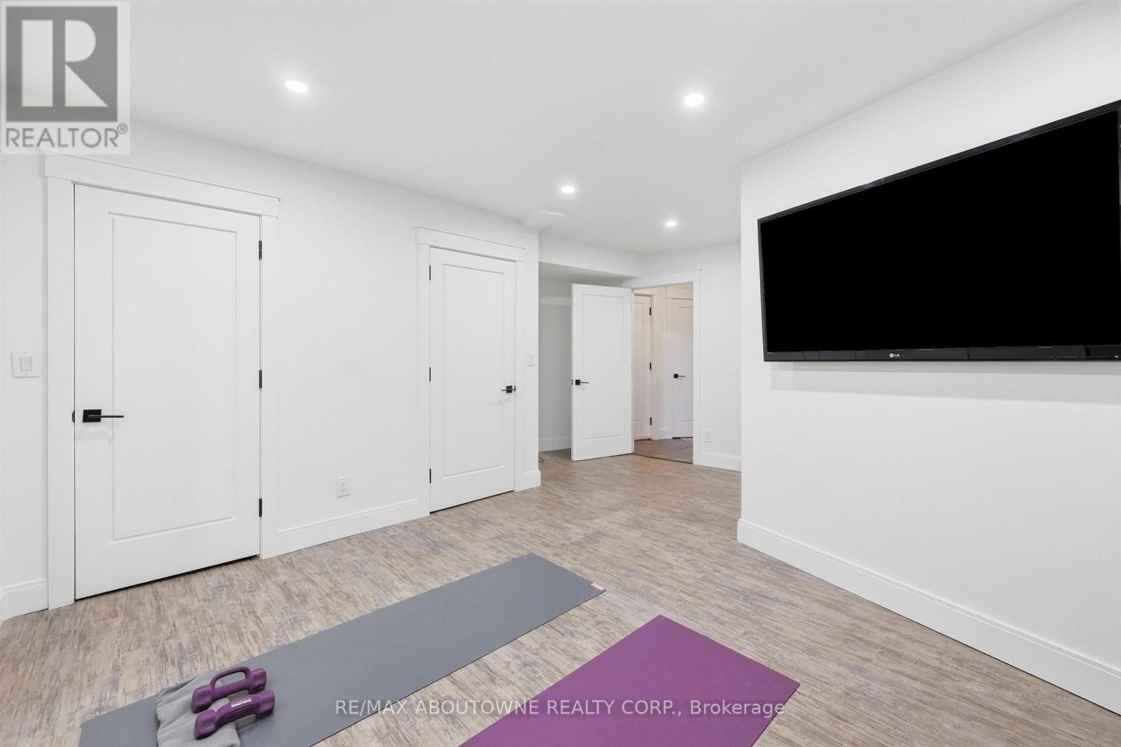 












25 SOUTHWIND TERRACE

,
Oakville (BR Bronte),




Ontario
L6L6K6

