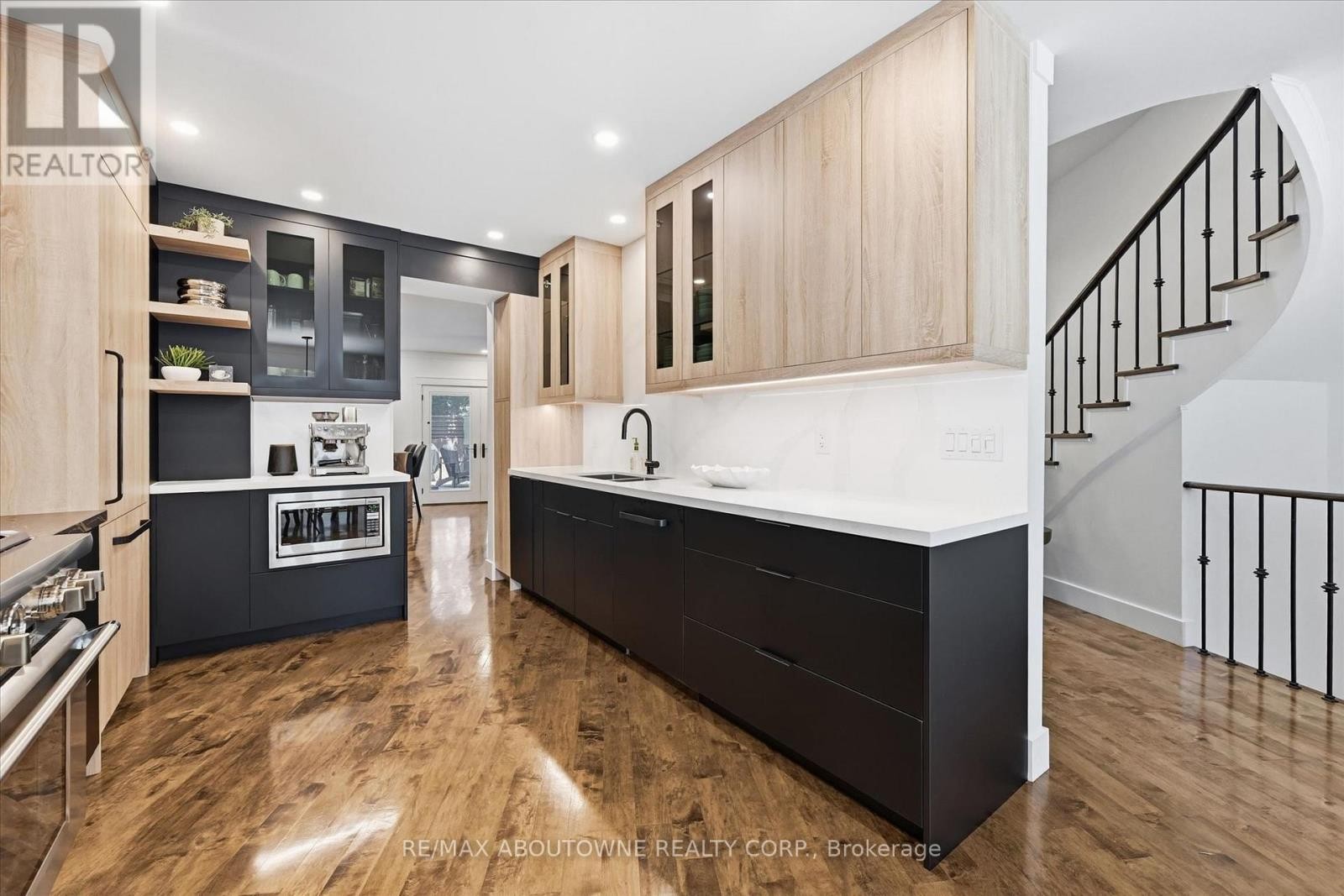 












25 SOUTHWIND TERRACE

,
Oakville (BR Bronte),




Ontario
L6L6K6

