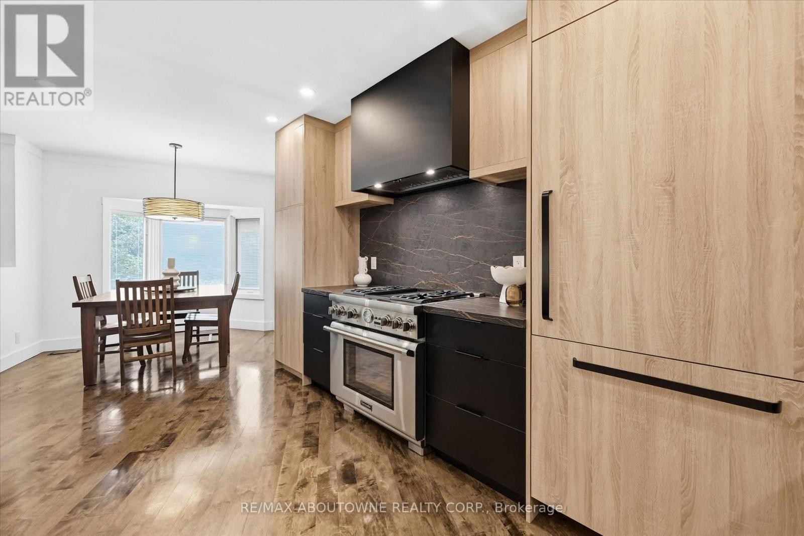 












25 SOUTHWIND TERRACE

,
Oakville (BR Bronte),




Ontario
L6L6K6

