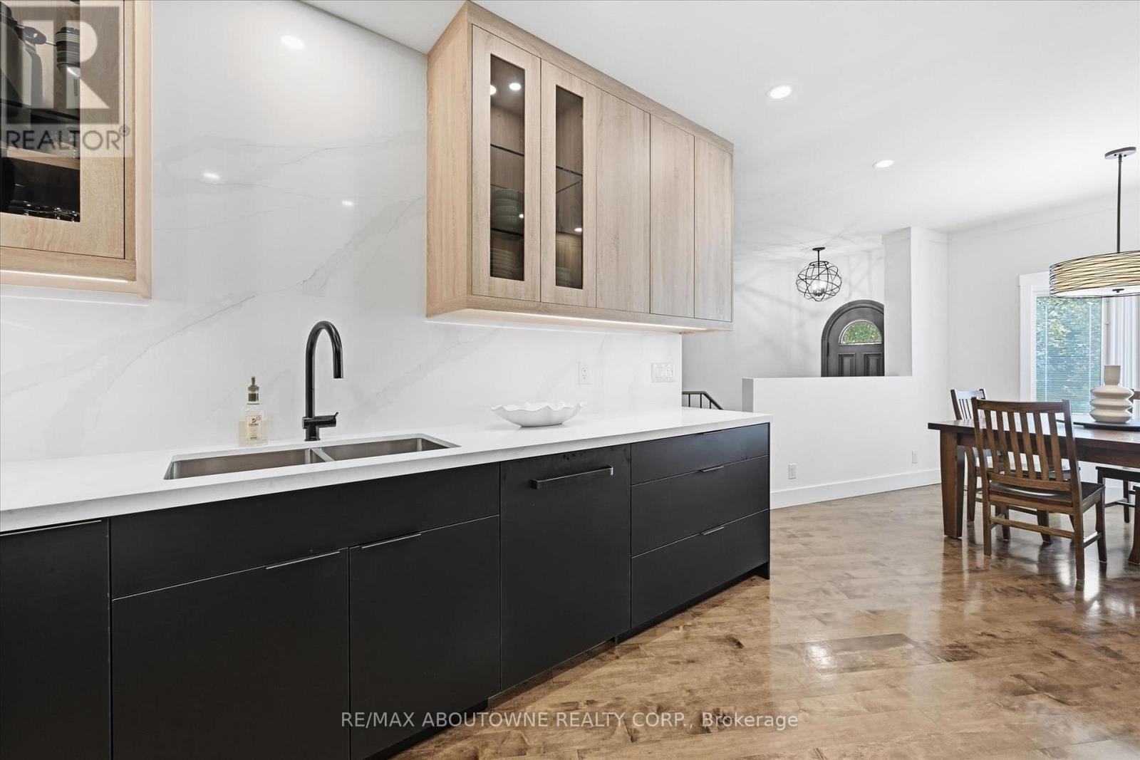 












25 SOUTHWIND TERRACE

,
Oakville (BR Bronte),




Ontario
L6L6K6

