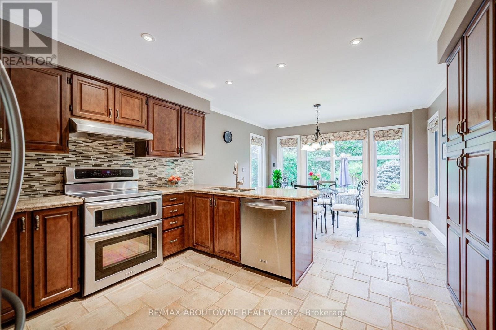 












1511 STONEYBROOK TRAIL

,
Oakville (GA Glen Abbey),




Ontario
L6M2R4

