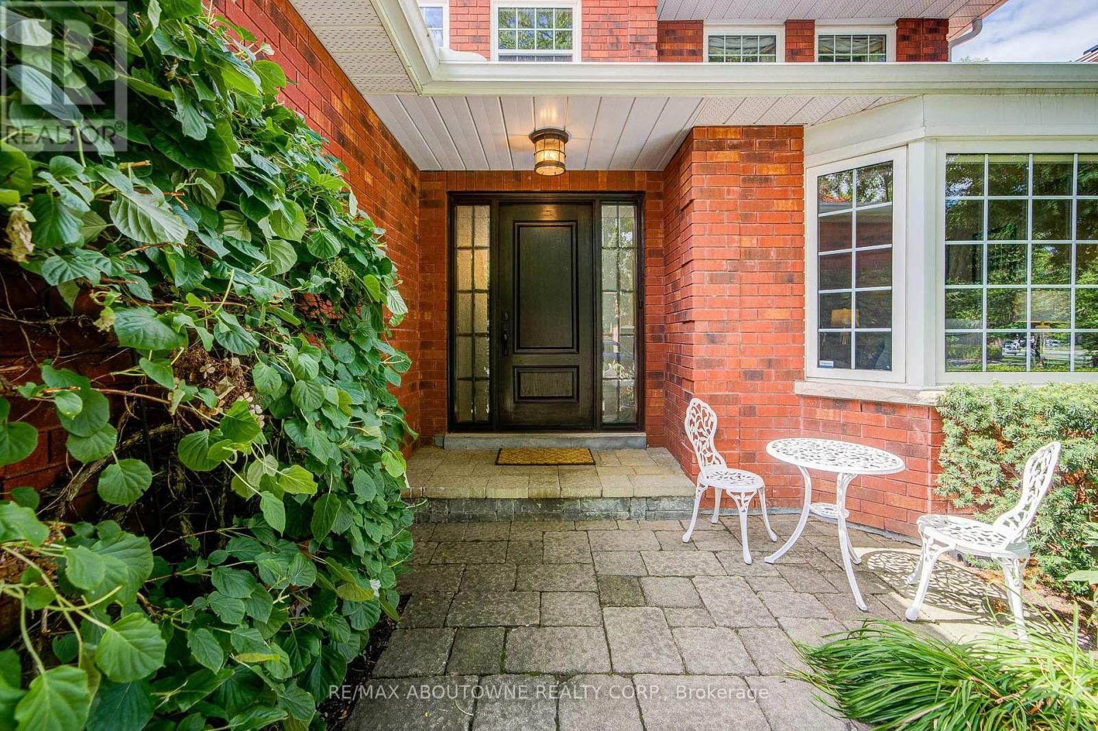 












1511 STONEYBROOK TRAIL

,
Oakville (GA Glen Abbey),




Ontario
L6M2R4

