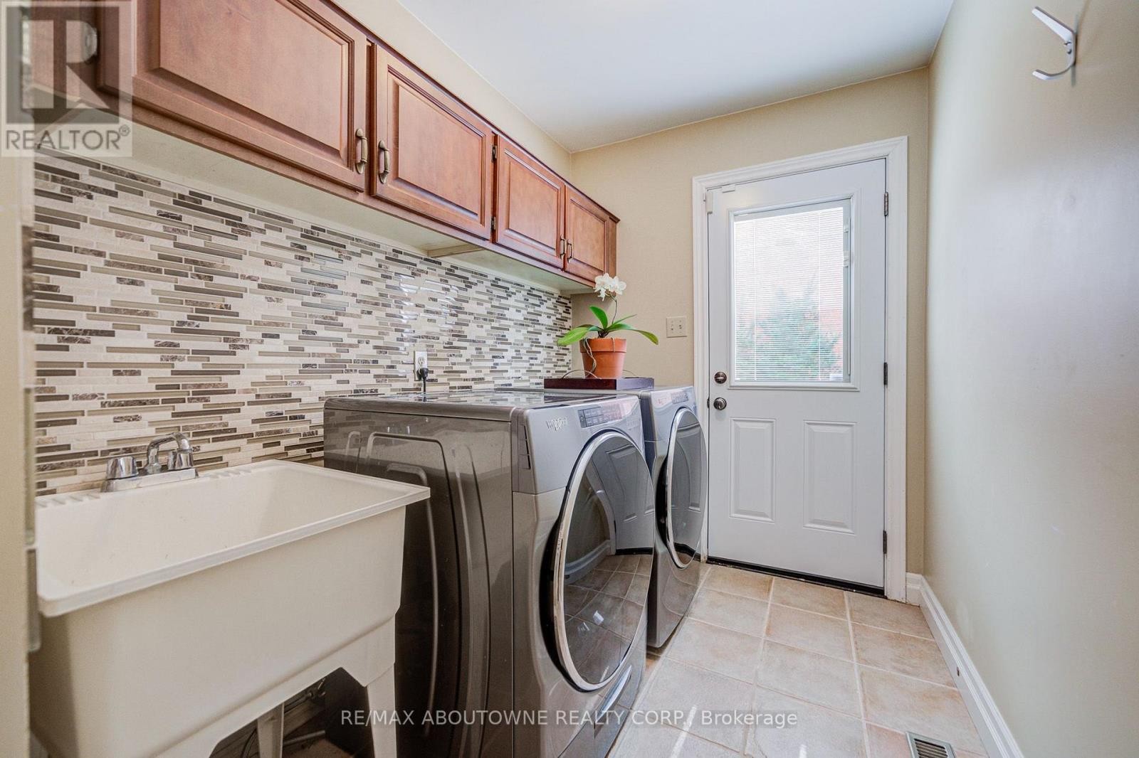 












1511 STONEYBROOK TRAIL

,
Oakville (GA Glen Abbey),




Ontario
L6M2R4

