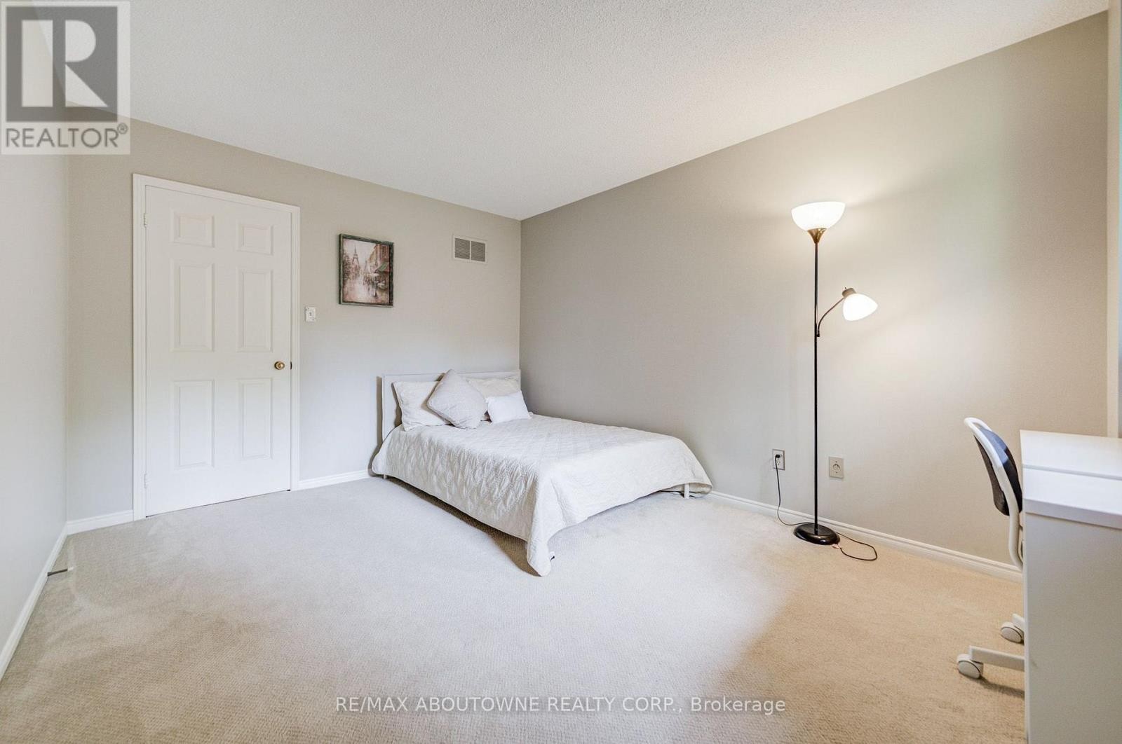 












1511 STONEYBROOK TRAIL

,
Oakville (GA Glen Abbey),




Ontario
L6M2R4

