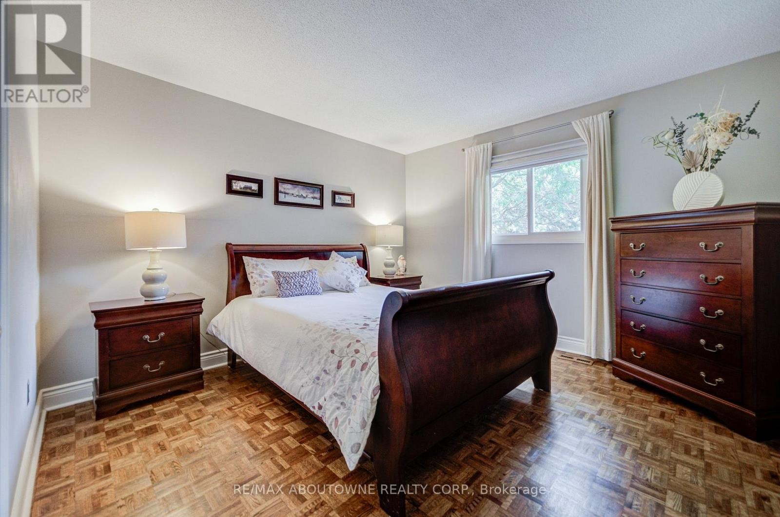 












1511 STONEYBROOK TRAIL

,
Oakville (GA Glen Abbey),




Ontario
L6M2R4

