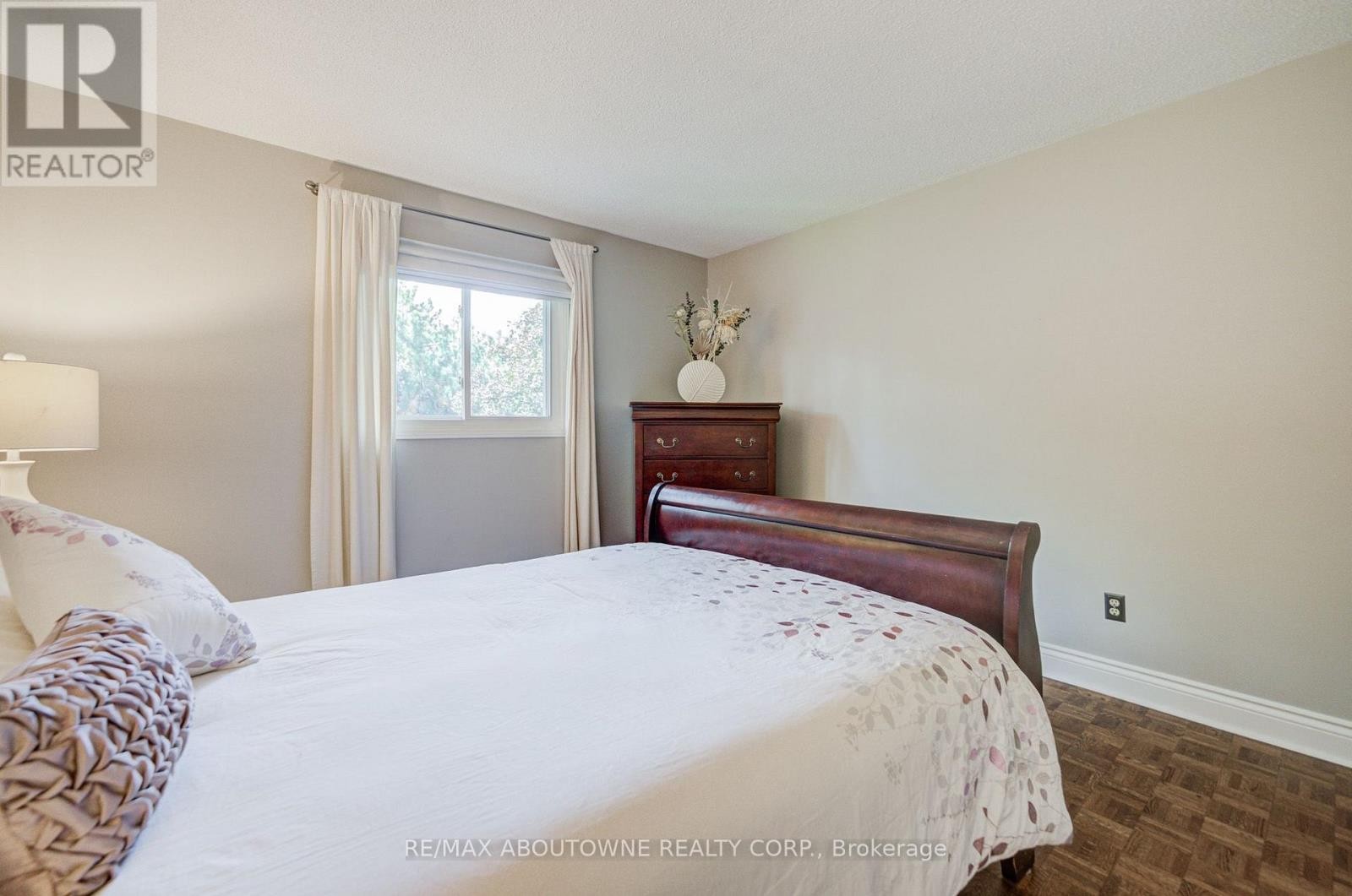 












1511 STONEYBROOK TRAIL

,
Oakville (GA Glen Abbey),




Ontario
L6M2R4

