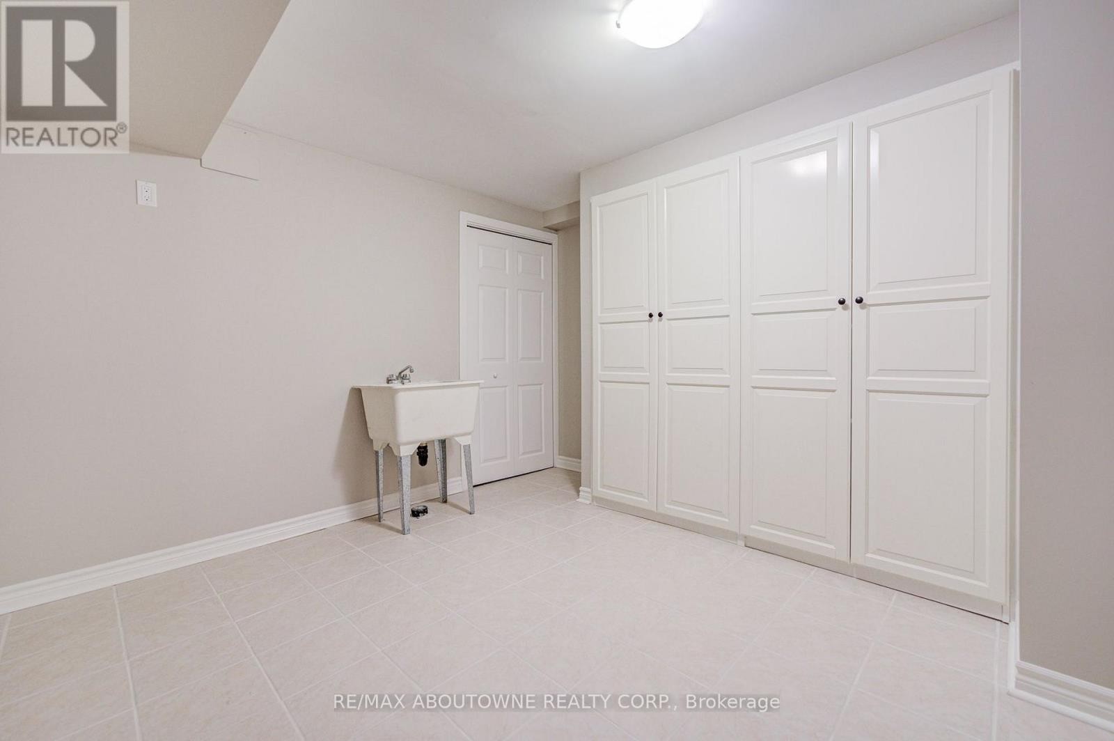 












1511 STONEYBROOK TRAIL

,
Oakville (GA Glen Abbey),




Ontario
L6M2R4

