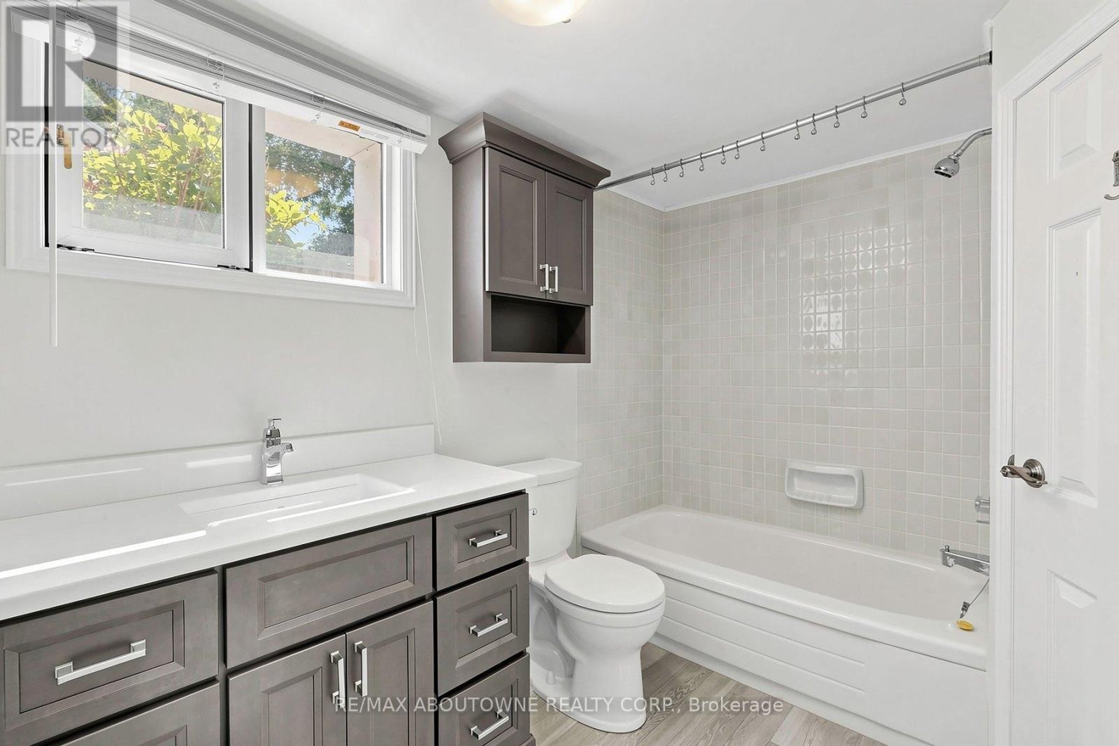 












1304 DEVON ROAD

,
Oakville (MO Morrison),




Ontario
L6J2L8

