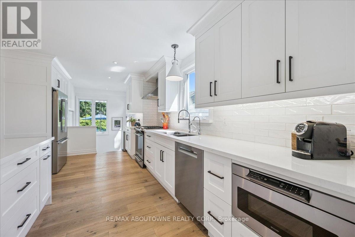 












489 REBECCA STREET

,
Oakville (WO West),




Ontario
L6K1K8

