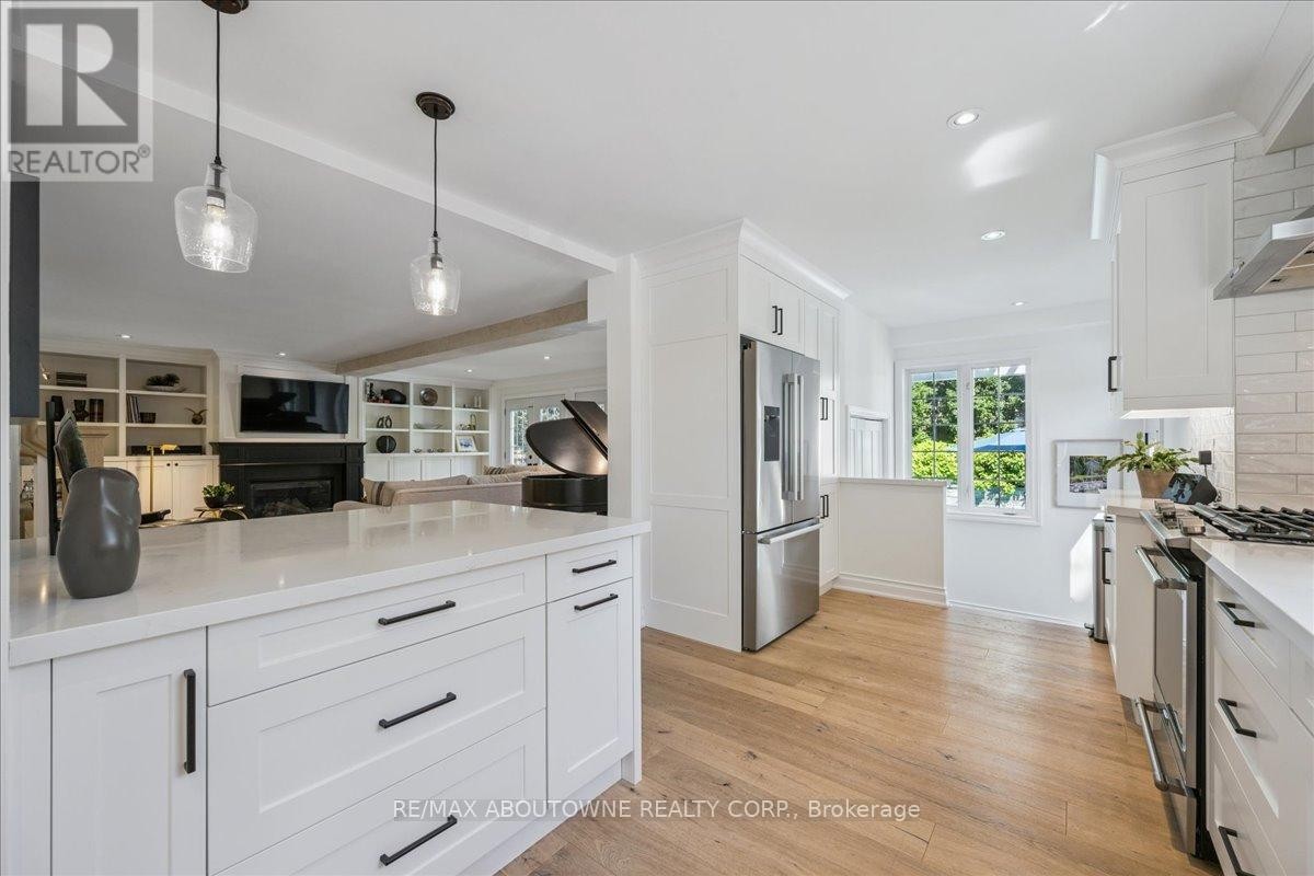 












489 REBECCA STREET

,
Oakville (WO West),




Ontario
L6K1K8

