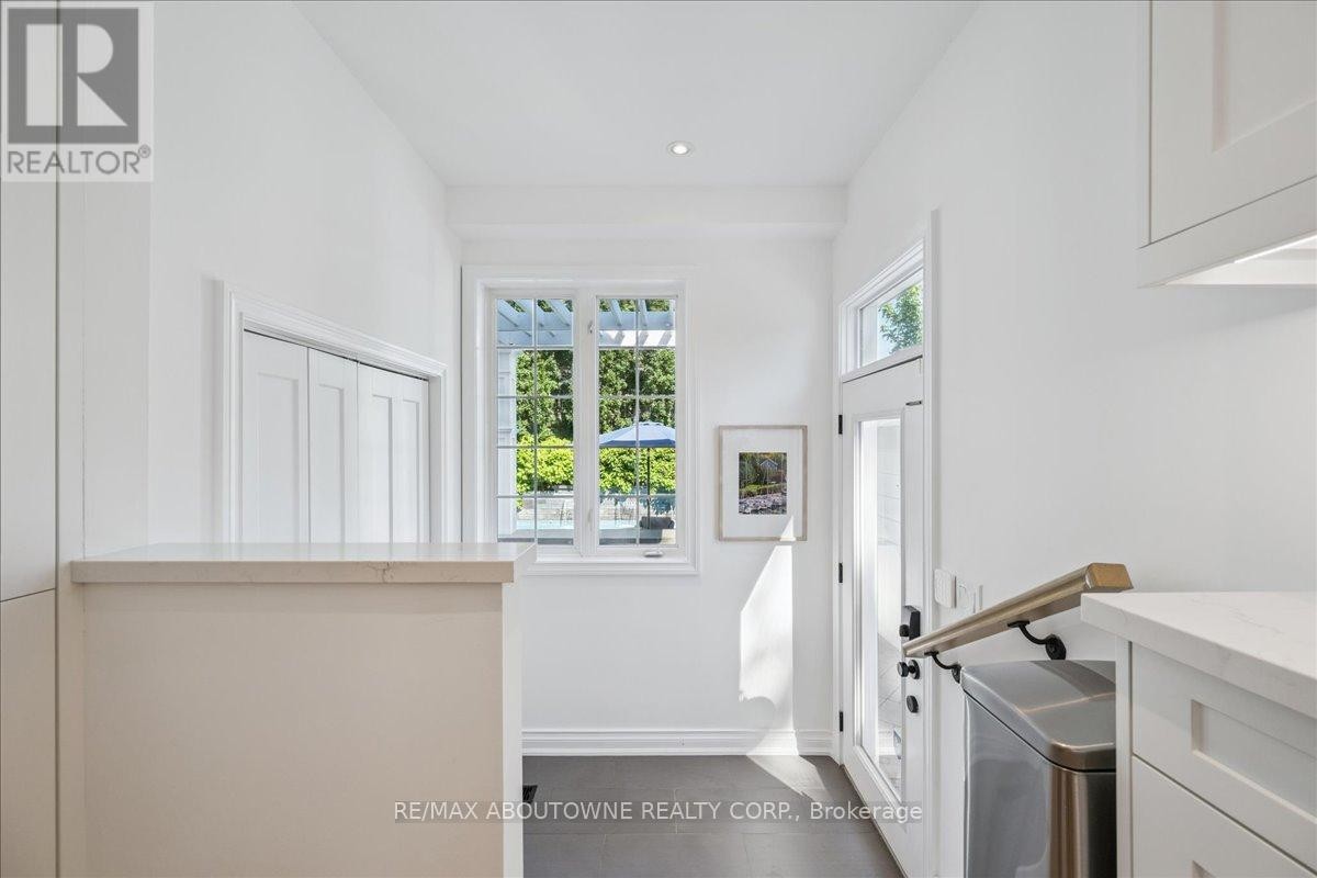 












489 REBECCA STREET

,
Oakville (WO West),




Ontario
L6K1K8

