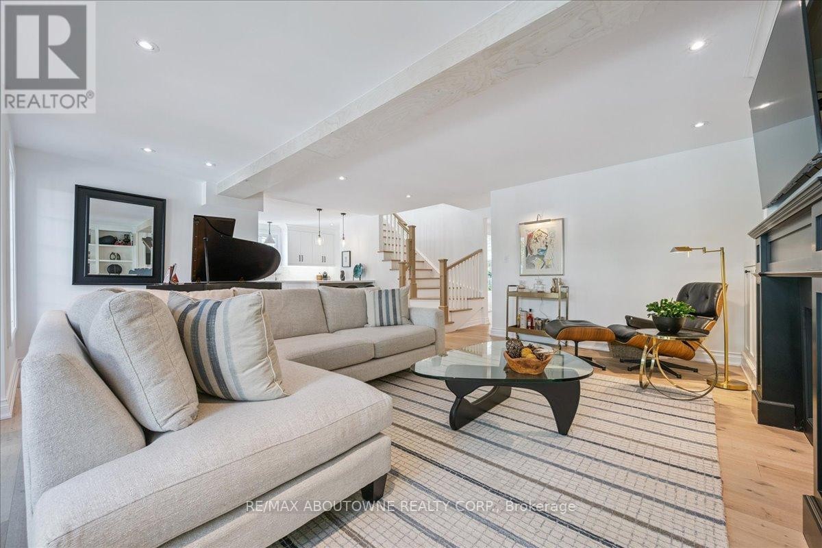












489 REBECCA STREET

,
Oakville (WO West),




Ontario
L6K1K8

