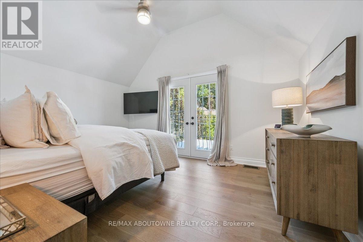 












489 REBECCA STREET

,
Oakville (WO West),




Ontario
L6K1K8

