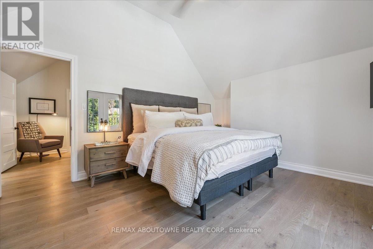 












489 REBECCA STREET

,
Oakville (WO West),




Ontario
L6K1K8

