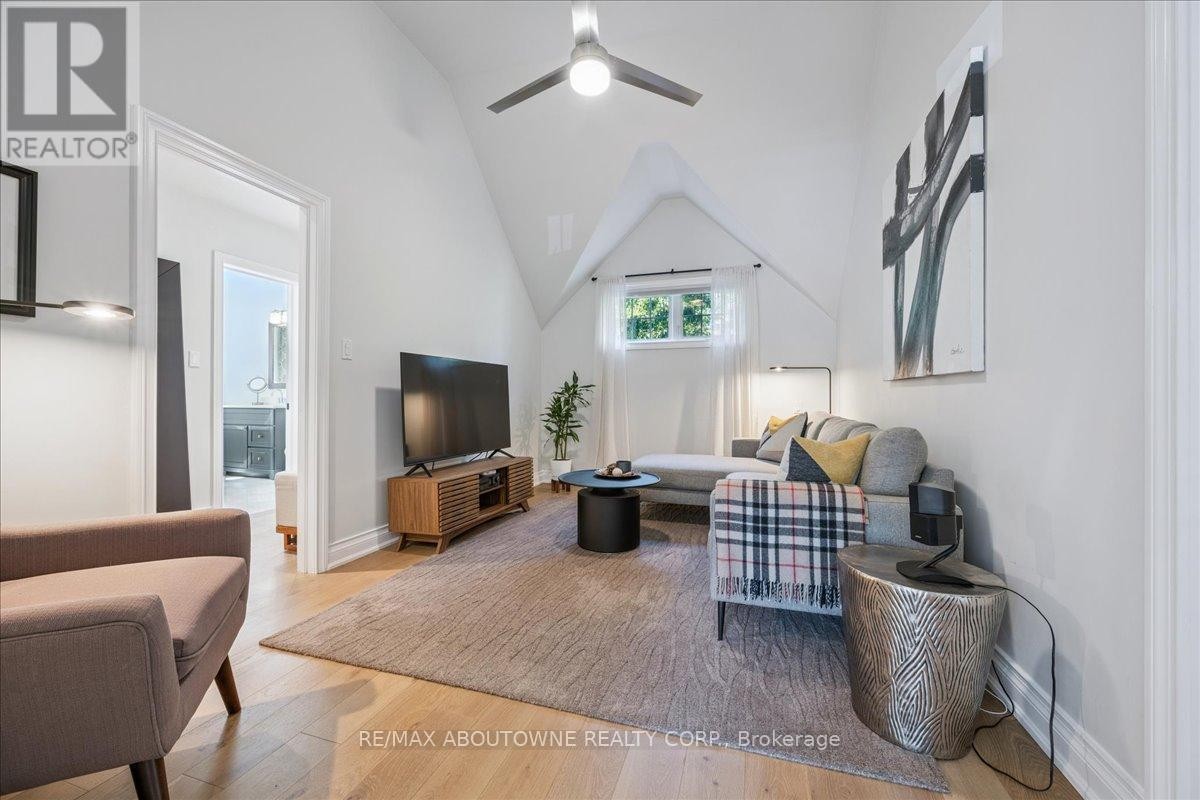 












489 REBECCA STREET

,
Oakville (WO West),




Ontario
L6K1K8

