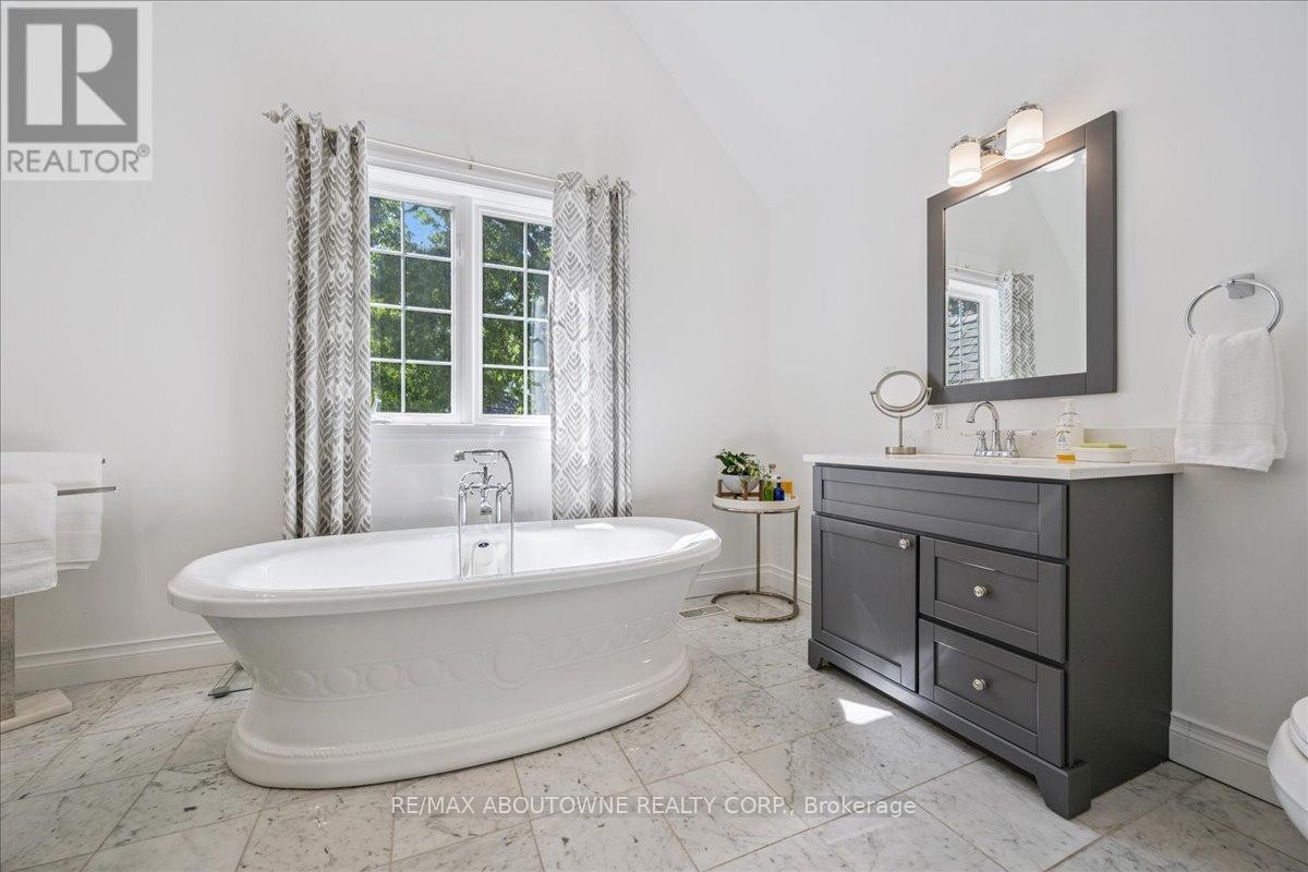 












489 REBECCA STREET

,
Oakville (WO West),




Ontario
L6K1K8


