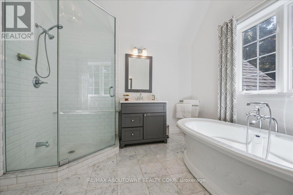 












489 REBECCA STREET

,
Oakville (WO West),




Ontario
L6K1K8

