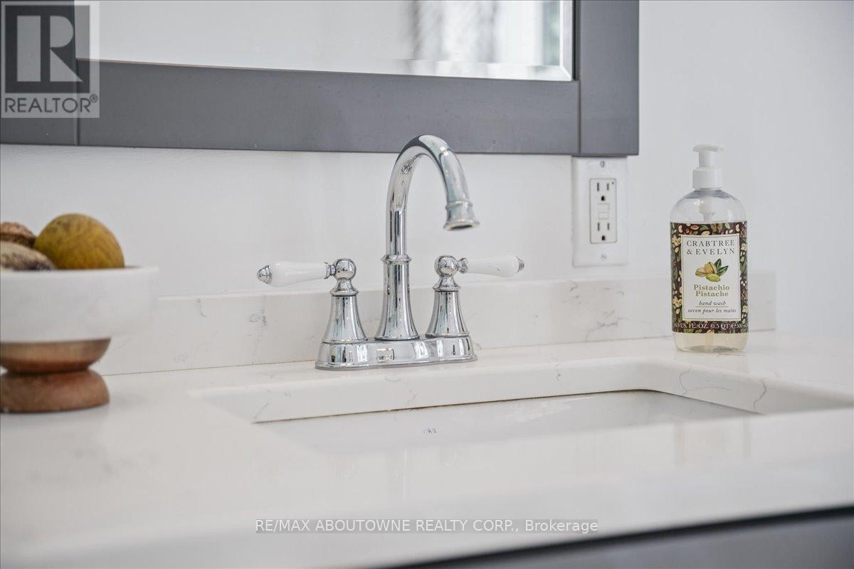 












489 REBECCA STREET

,
Oakville (WO West),




Ontario
L6K1K8

