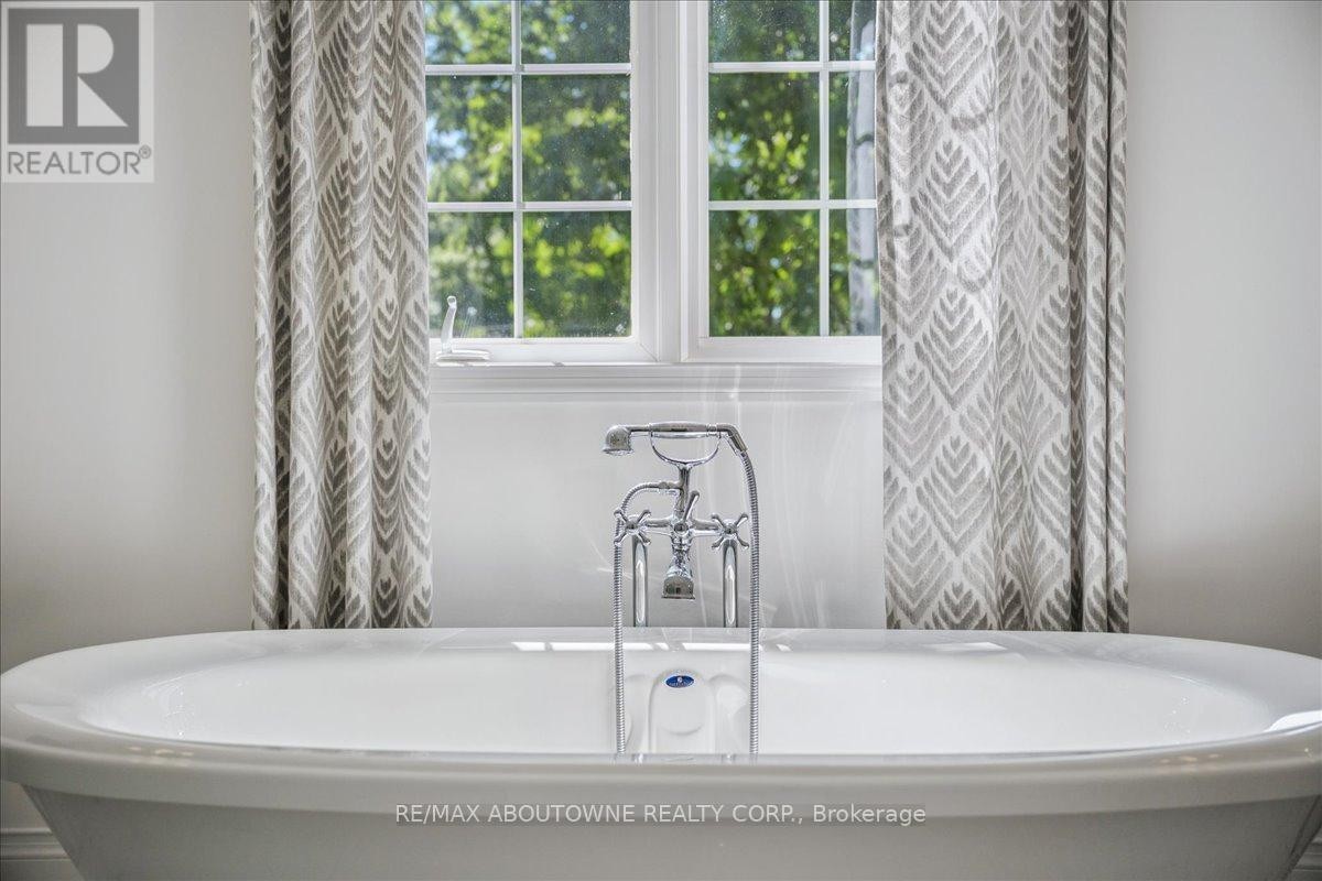 












489 REBECCA STREET

,
Oakville (WO West),




Ontario
L6K1K8

