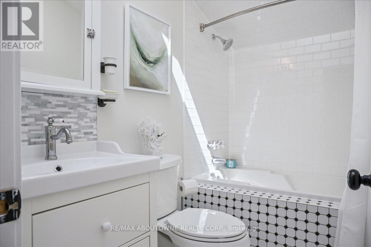 












489 REBECCA STREET

,
Oakville (WO West),




Ontario
L6K1K8

