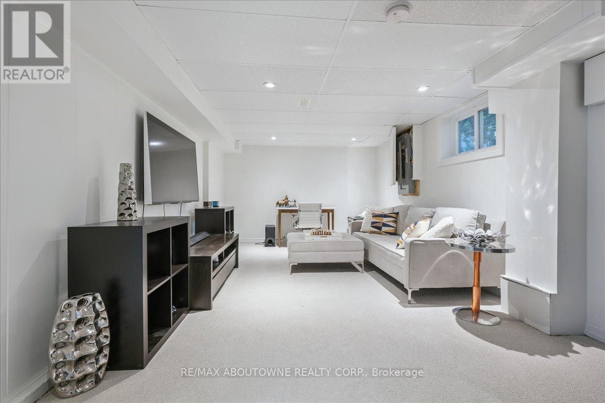 












489 REBECCA STREET

,
Oakville (WO West),




Ontario
L6K1K8

