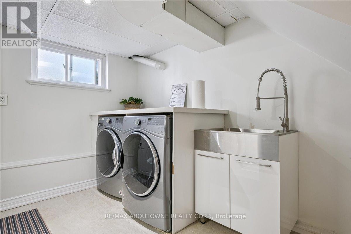 












489 REBECCA STREET

,
Oakville (WO West),




Ontario
L6K1K8

