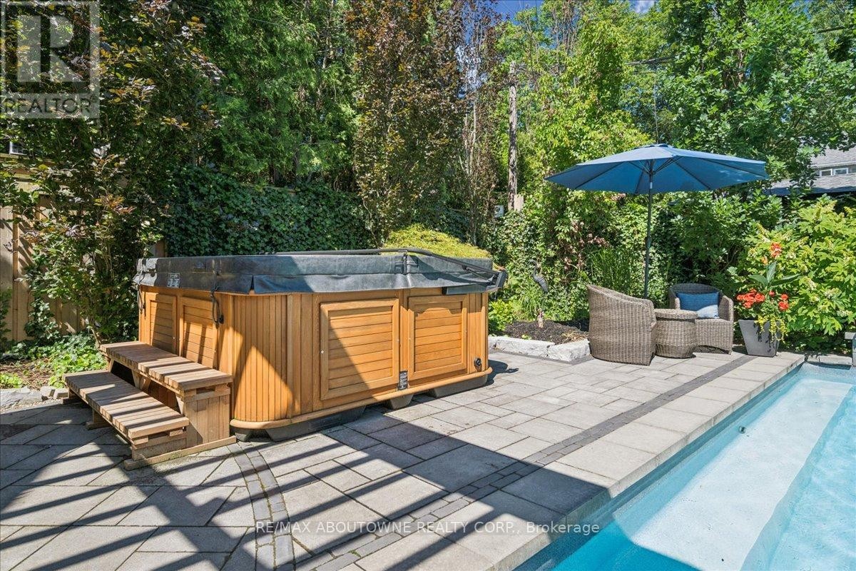 












489 REBECCA STREET

,
Oakville (WO West),




Ontario
L6K1K8

