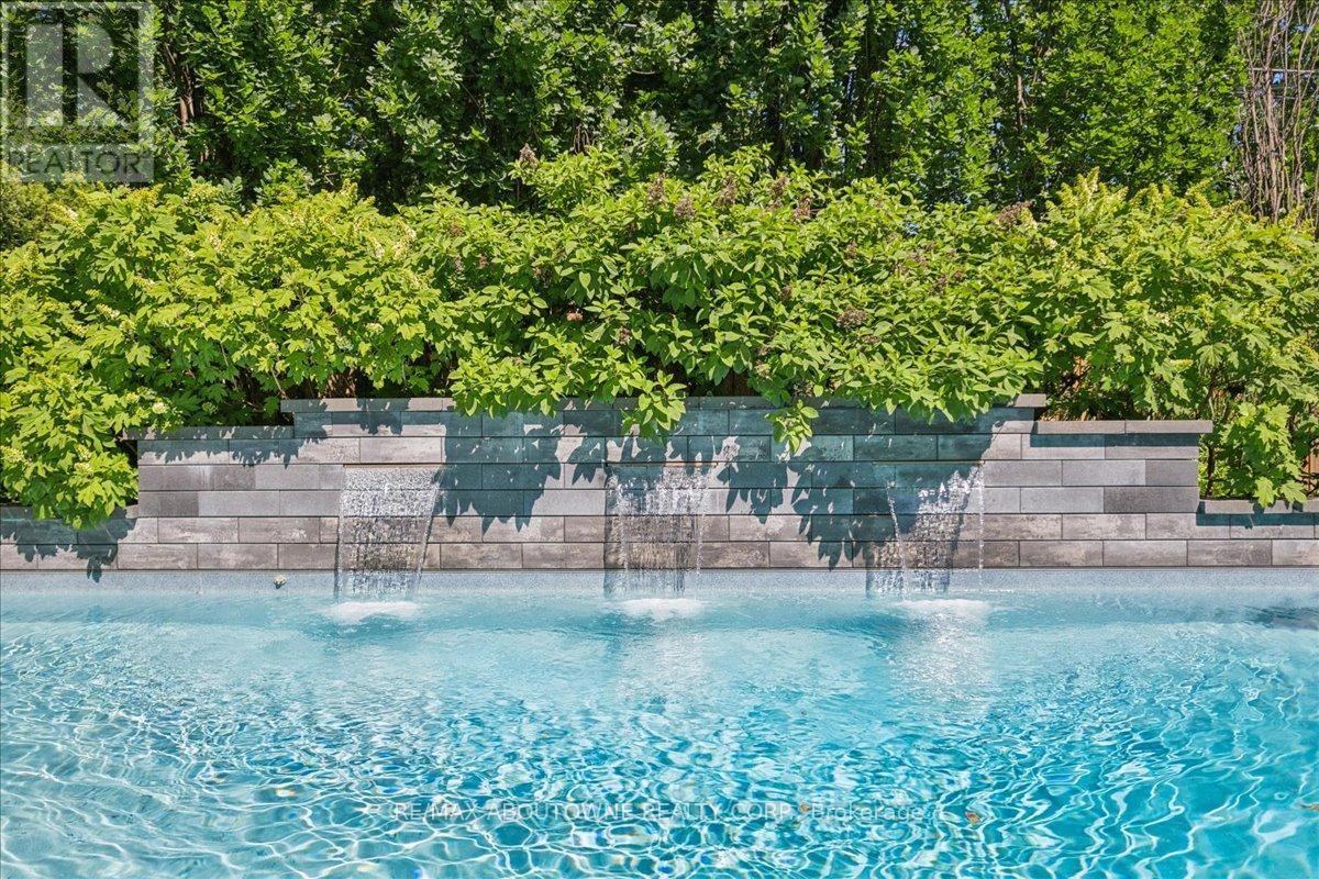 












489 REBECCA STREET

,
Oakville (WO West),




Ontario
L6K1K8

