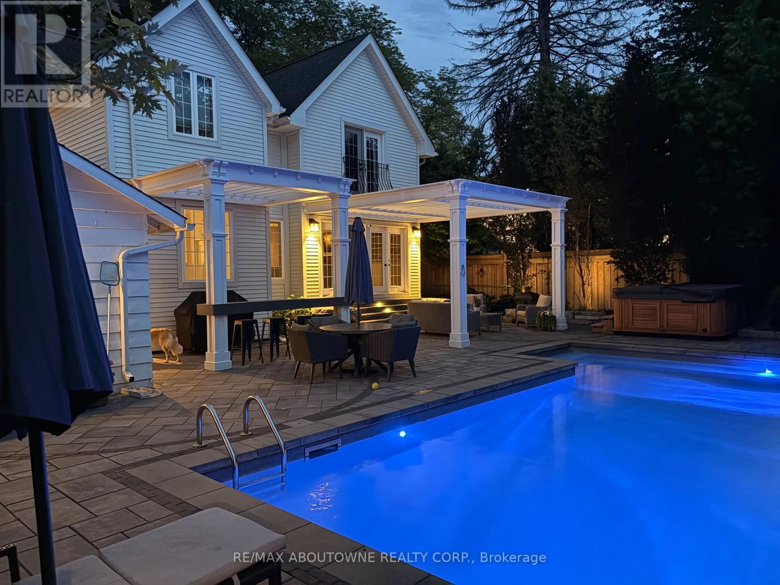












489 REBECCA STREET

,
Oakville (WO West),




Ontario
L6K1K8

