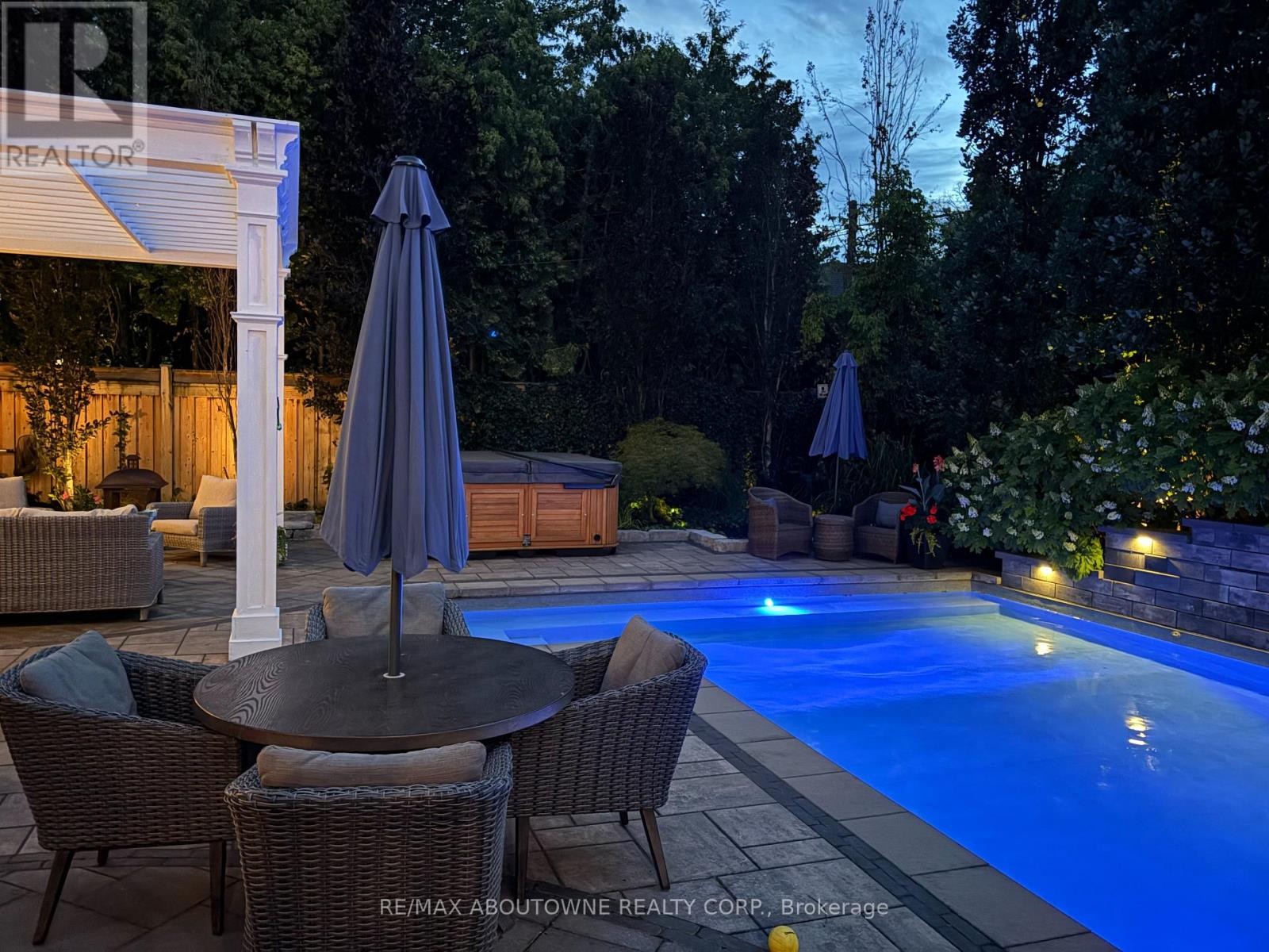 












489 REBECCA STREET

,
Oakville (WO West),




Ontario
L6K1K8

