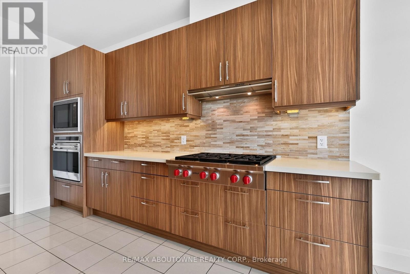 












808 - 11 BRONTE ROAD

,
Oakville (BR Bronte),




Ontario
L6L5B6

