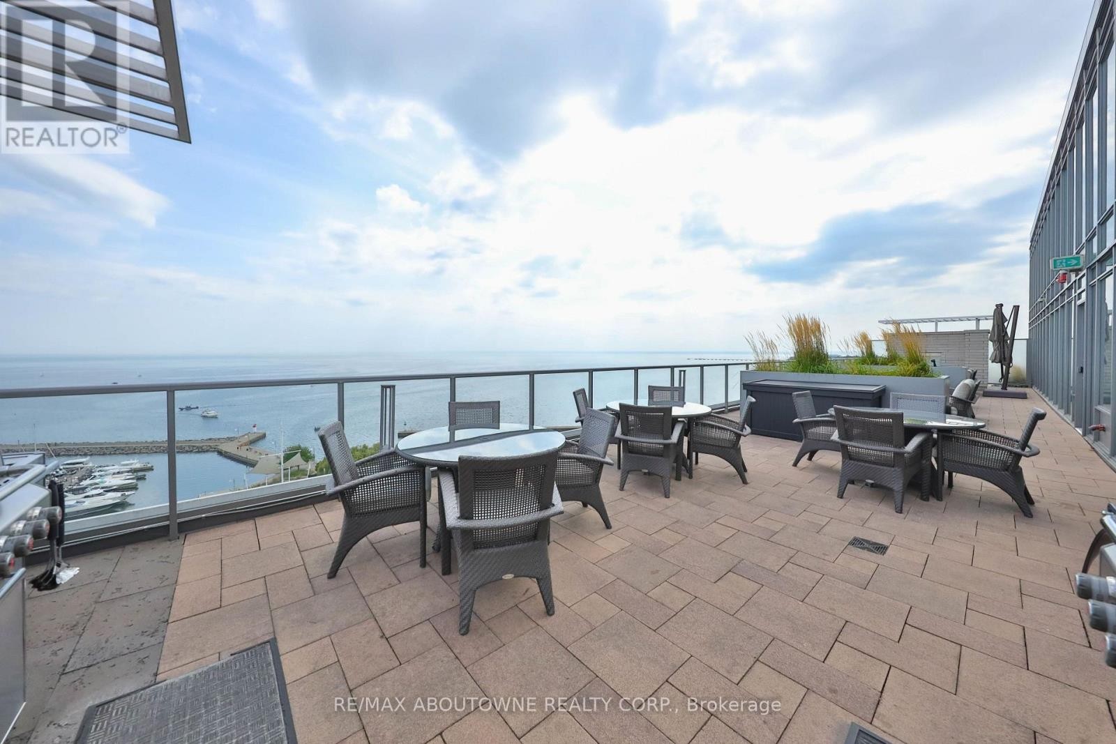 












808 - 11 BRONTE ROAD

,
Oakville (BR Bronte),




Ontario
L6L5B6

