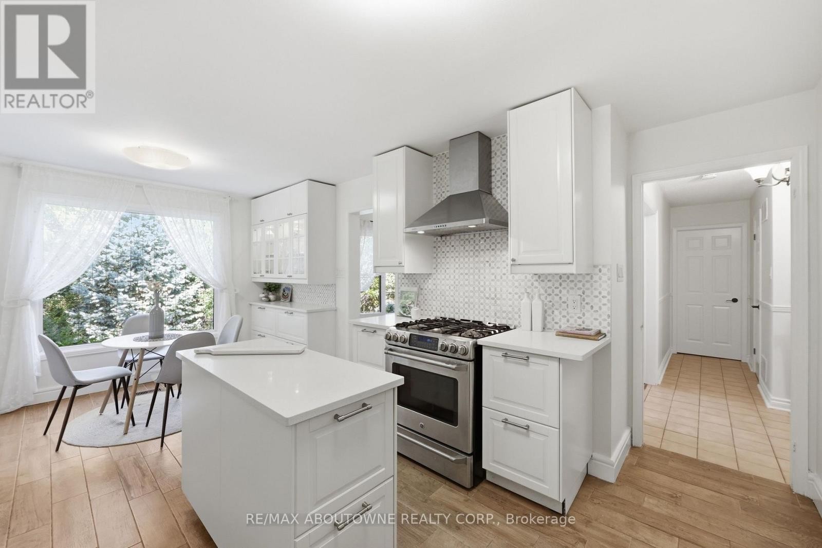 












572 HARMONY AVENUE

,
Burlington (Roseland),




Ontario
L7N3S8

