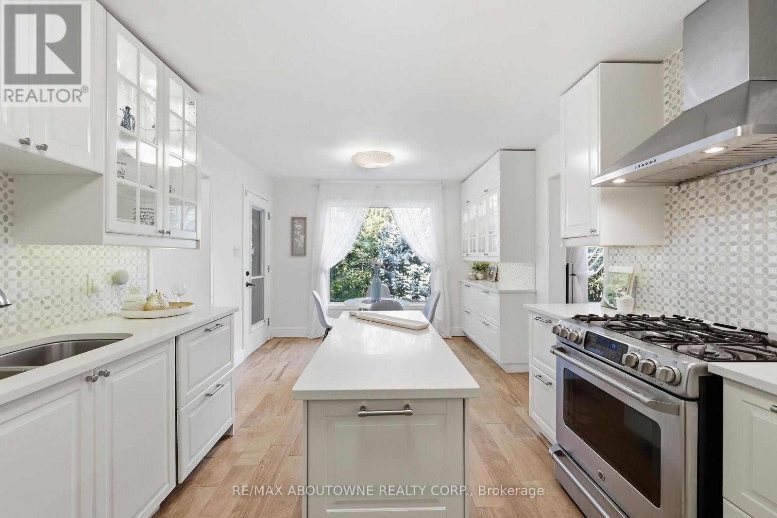 












572 HARMONY AVENUE

,
Burlington (Roseland),




Ontario
L7N3S8


