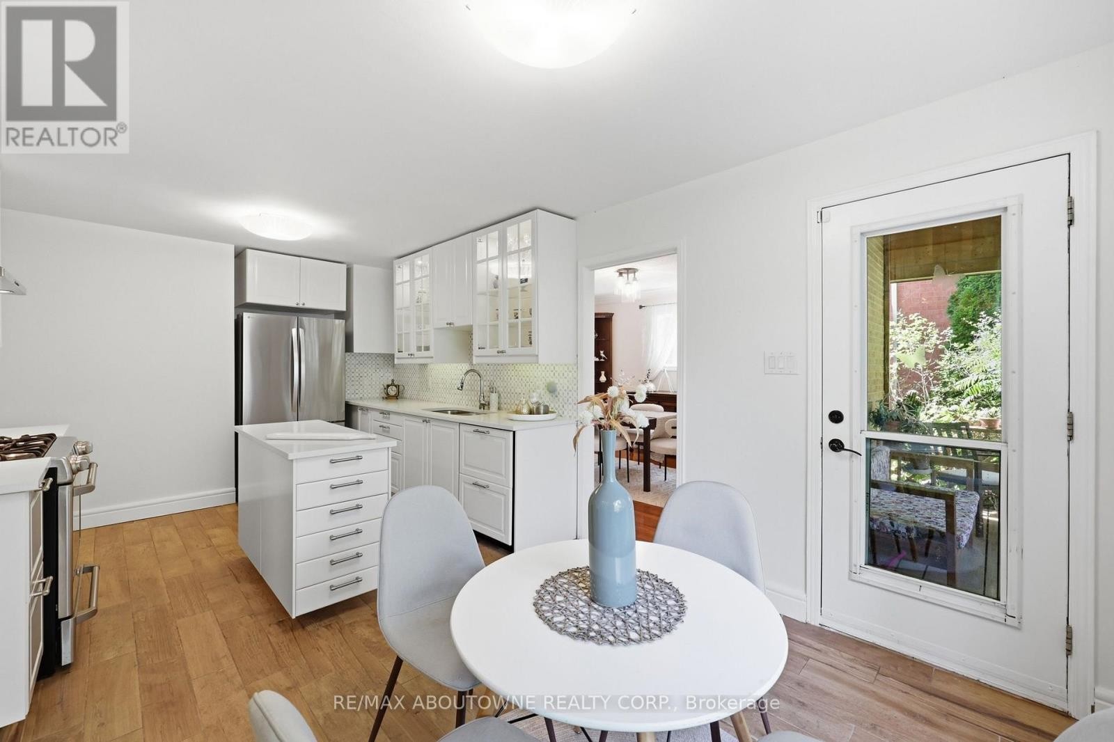 












572 HARMONY AVENUE

,
Burlington (Roseland),




Ontario
L7N3S8

