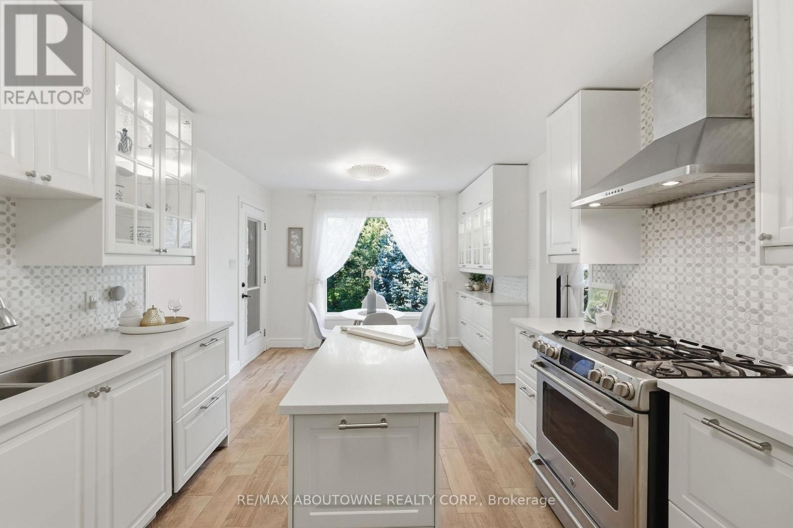 












572 HARMONY AVENUE

,
Burlington (Roseland),




Ontario
L7N3S8


