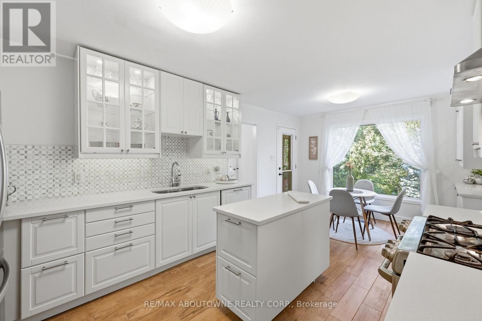 












572 HARMONY AVENUE

,
Burlington (Roseland),




Ontario
L7N3S8

