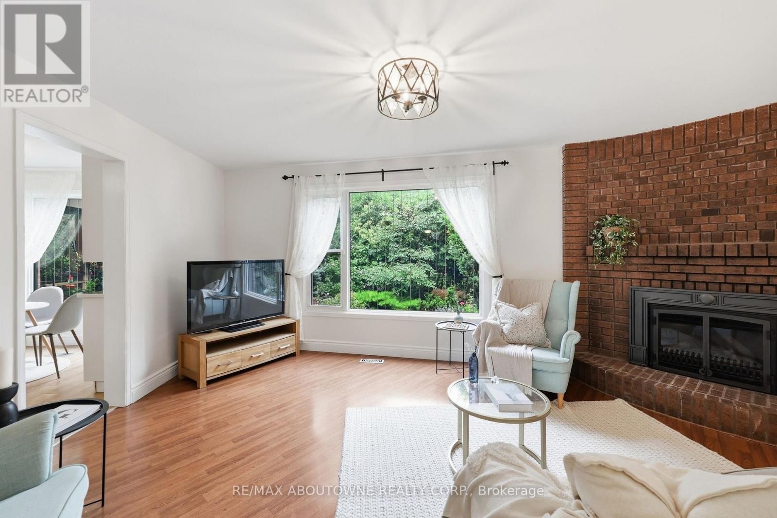 












572 HARMONY AVENUE

,
Burlington (Roseland),




Ontario
L7N3S8

