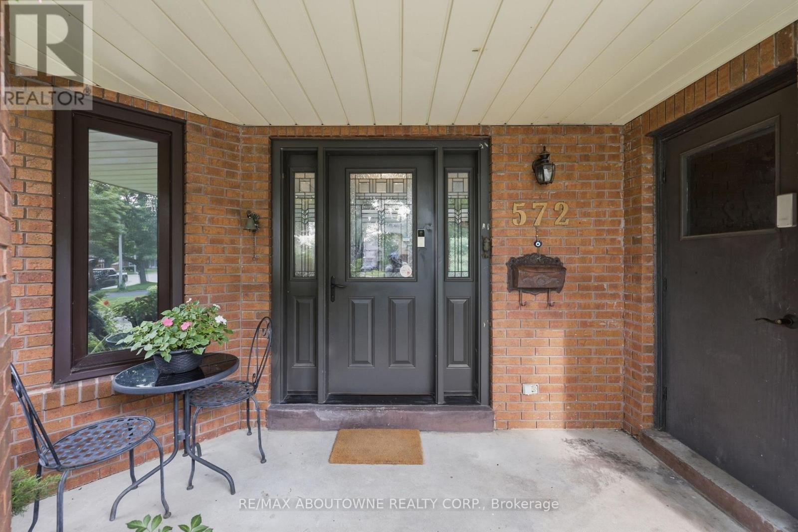 












572 HARMONY AVENUE

,
Burlington (Roseland),




Ontario
L7N3S8

